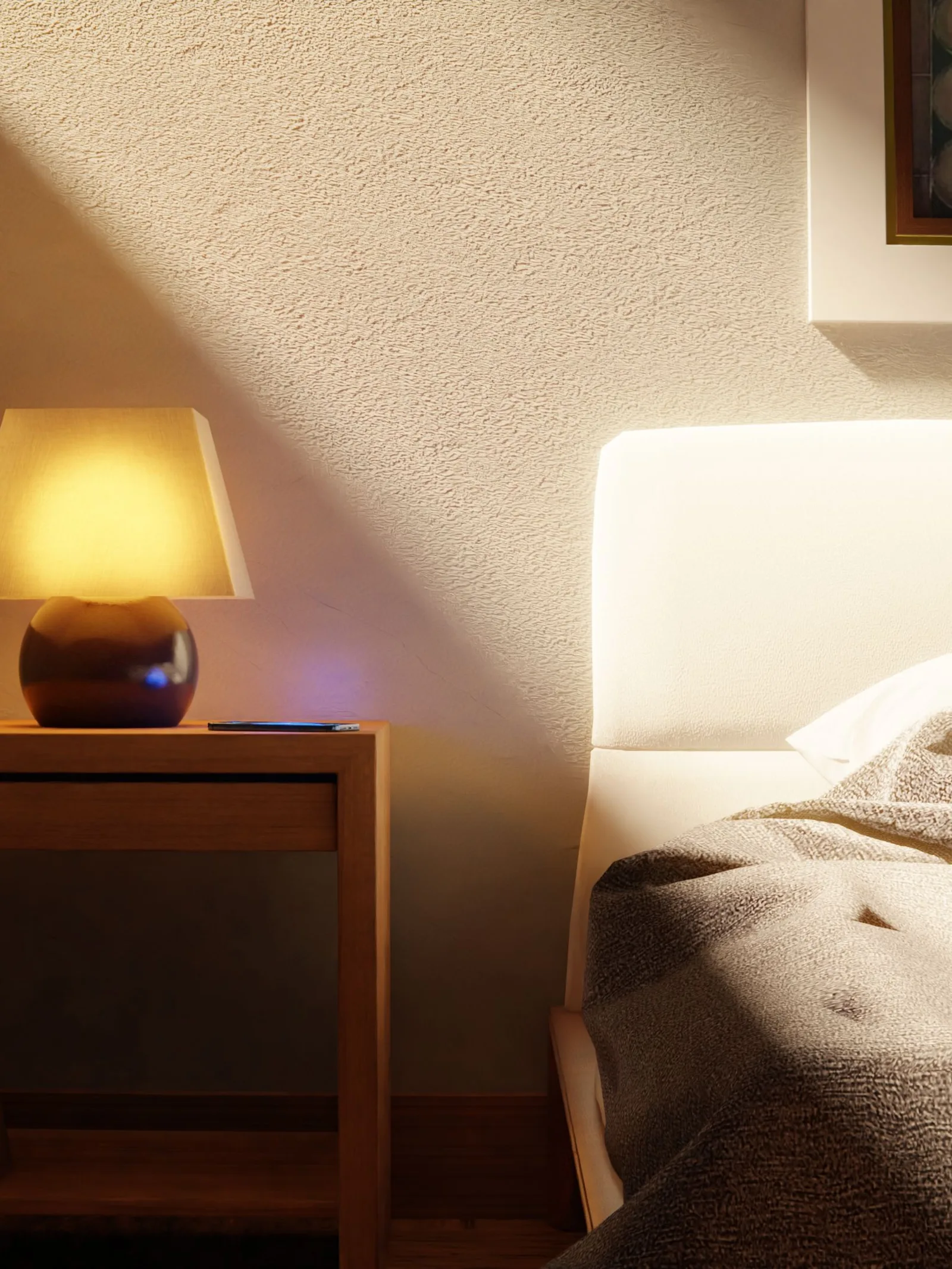 Chambre chaleureuse le soir, lampe de chevet allumée près du lit
